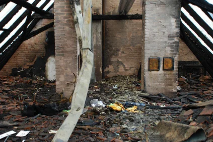Brandsanierung - Innenansicht eines brandgeschädigten Dachstuhls